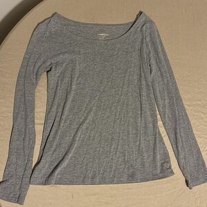 Long sleeve light gray t-shirt.